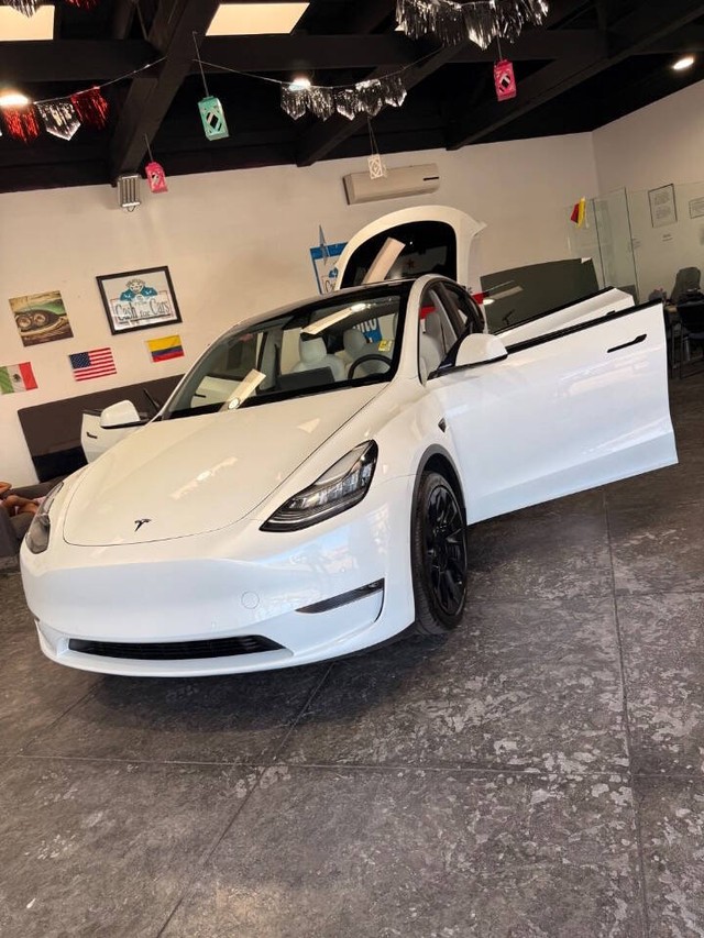 Tesla Model Y Vehicle Full-screen Gallery Image 37