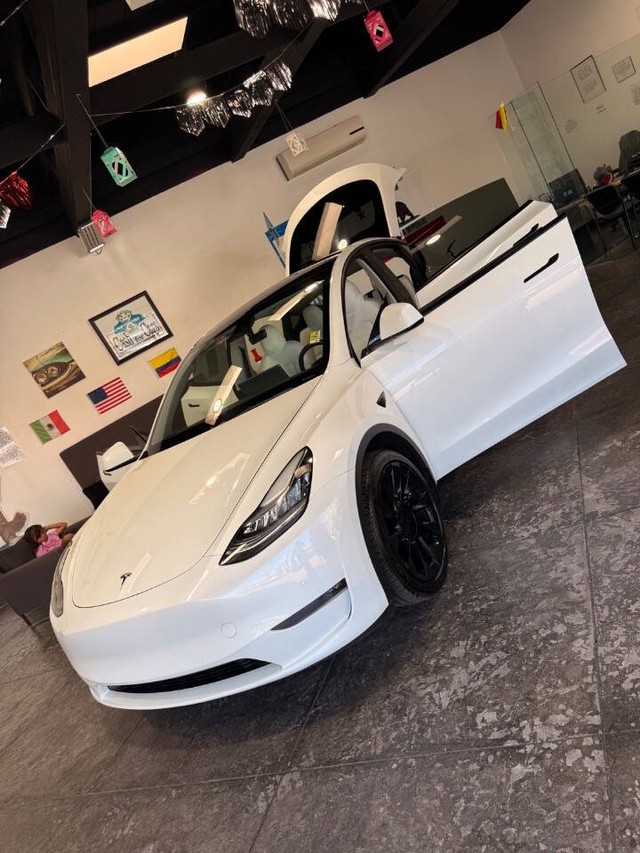 Tesla Model Y Vehicle Full-screen Gallery Image 38