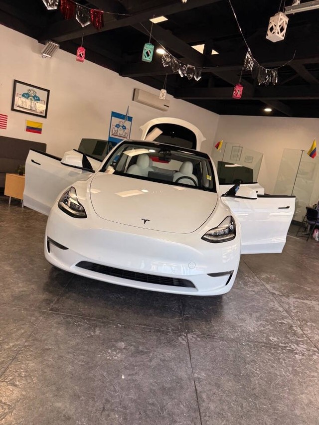 Tesla Model Y Vehicle Full-screen Gallery Image 40