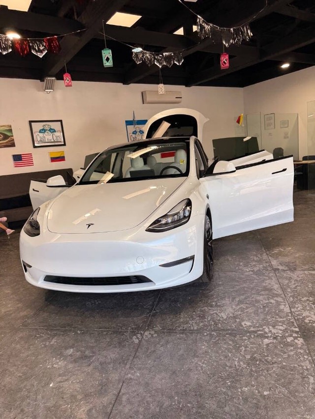 Tesla Model Y Vehicle Full-screen Gallery Image 42