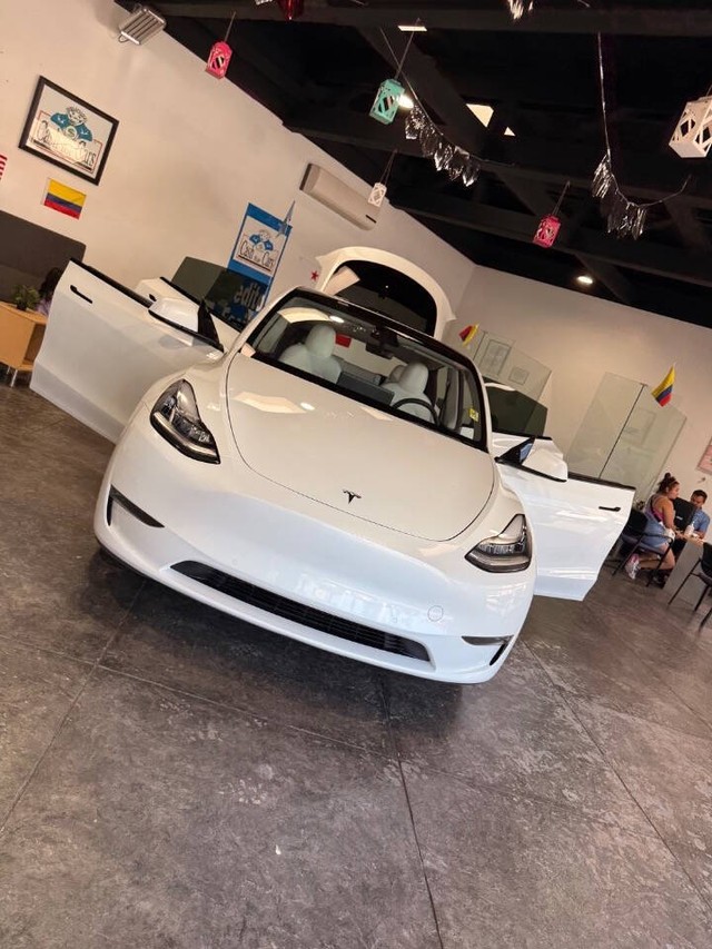 Tesla Model Y Vehicle Full-screen Gallery Image 45