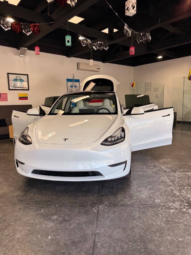 Tesla Model Y Vehicle Full-screen Gallery Image 47