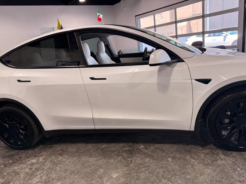 Tesla Model Y Vehicle Full-screen Gallery Image 11