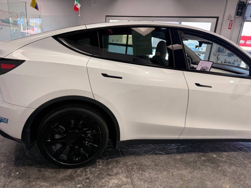Tesla Model Y Vehicle Full-screen Gallery Image 12
