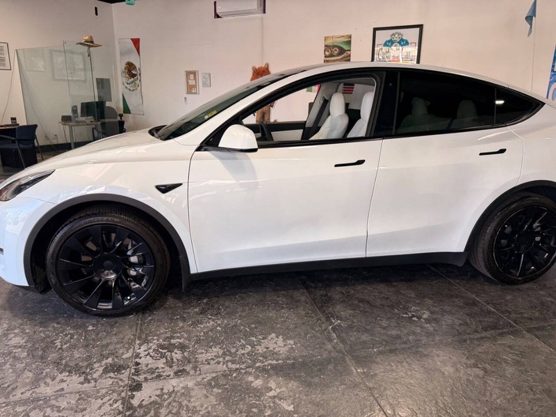 Tesla Model Y Vehicle Full-screen Gallery Image 13