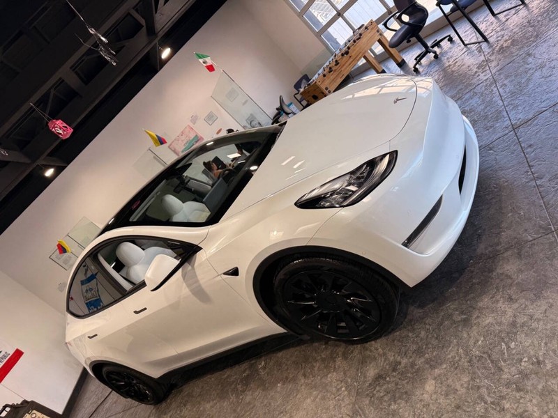 Tesla Model Y Vehicle Full-screen Gallery Image 14