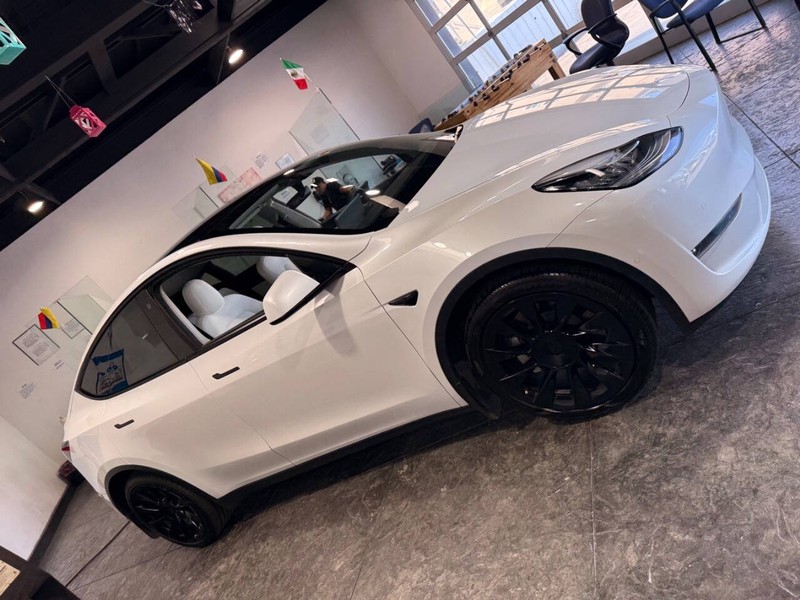 Tesla Model Y Vehicle Full-screen Gallery Image 15
