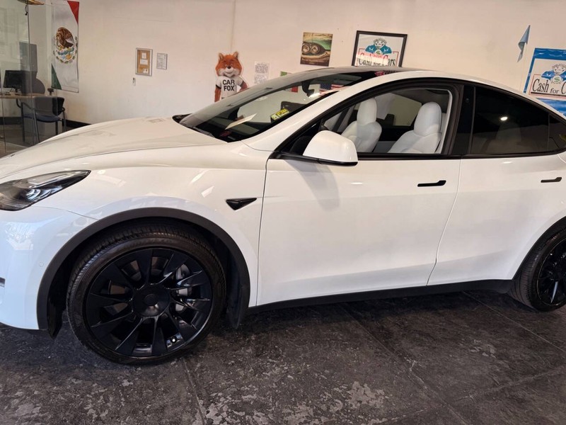 Tesla Model Y Vehicle Full-screen Gallery Image 17