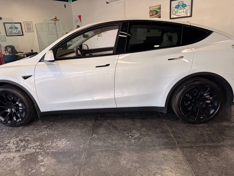 Tesla Model Y Vehicle Full-screen Gallery Image 19