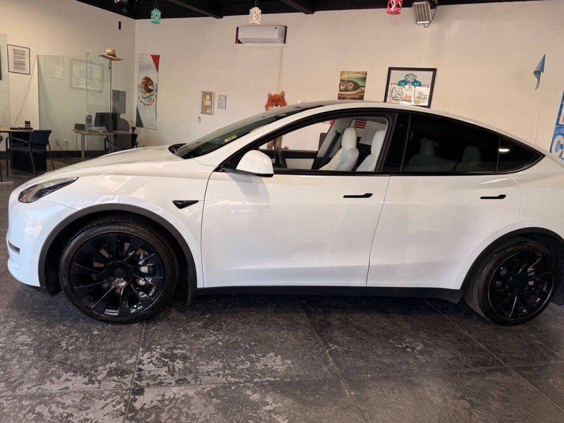 Tesla Model Y Vehicle Full-screen Gallery Image 20
