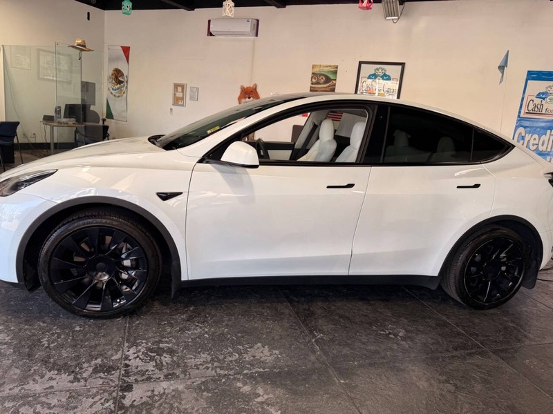 Tesla Model Y Vehicle Full-screen Gallery Image 21