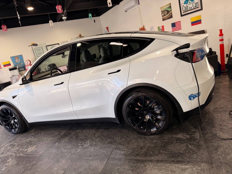 Tesla Model Y Vehicle Full-screen Gallery Image 22