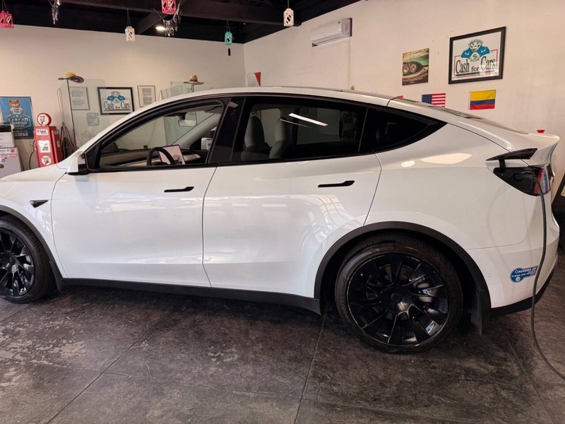 Tesla Model Y Vehicle Full-screen Gallery Image 23