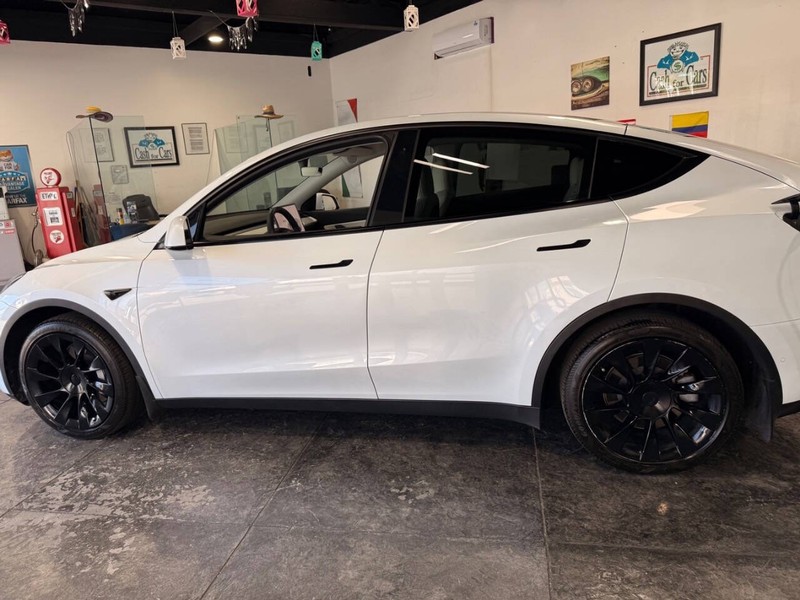 Tesla Model Y Vehicle Full-screen Gallery Image 24