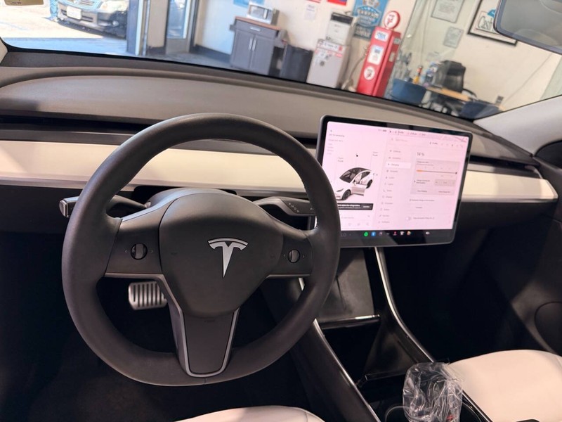 Tesla Model Y Vehicle Full-screen Gallery Image 26