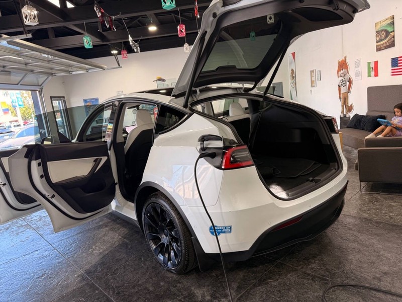 Tesla Model Y Vehicle Full-screen Gallery Image 31