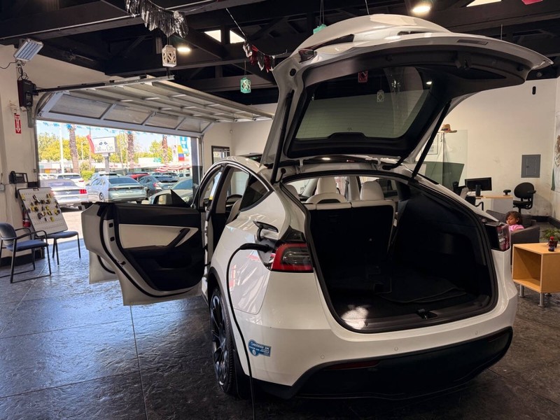 Tesla Model Y Vehicle Full-screen Gallery Image 32
