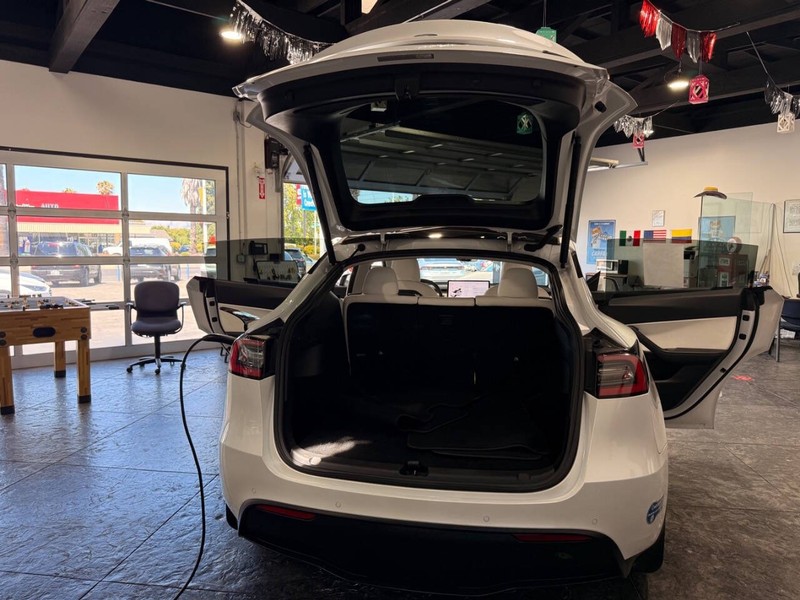 Tesla Model Y Vehicle Full-screen Gallery Image 33