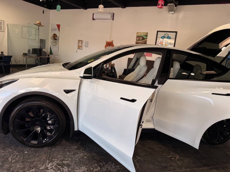Tesla Model Y Vehicle Full-screen Gallery Image 34