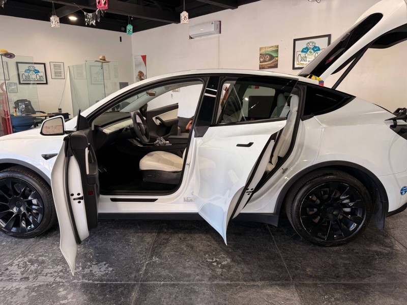 Tesla Model Y Vehicle Full-screen Gallery Image 35
