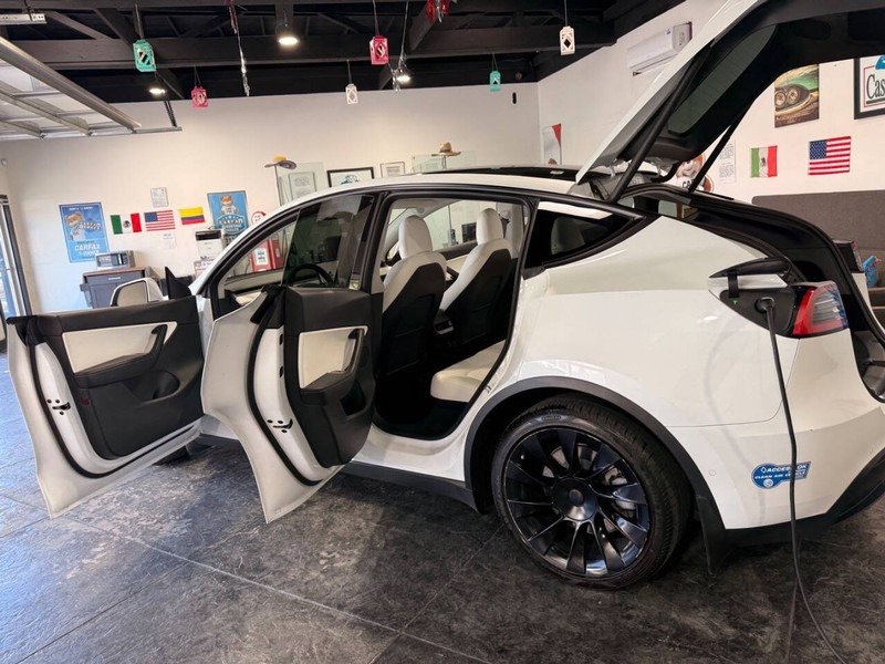 Tesla Model Y Vehicle Full-screen Gallery Image 36