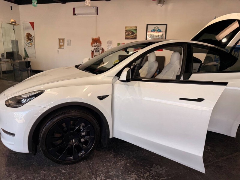 Tesla Model Y Vehicle Full-screen Gallery Image 39