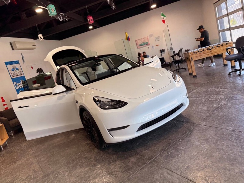 Tesla Model Y Vehicle Full-screen Gallery Image 44