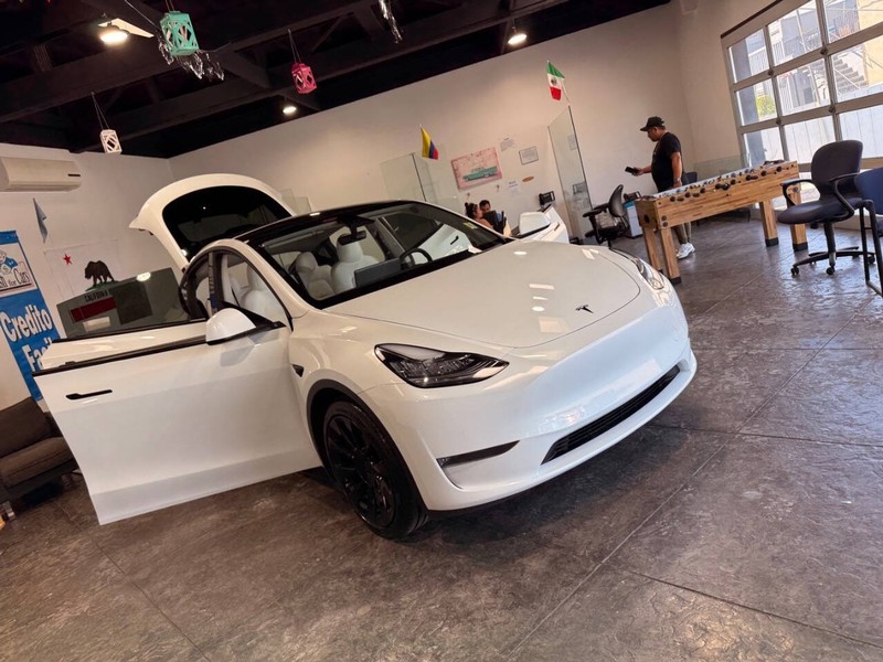 Tesla Model Y Vehicle Full-screen Gallery Image 49