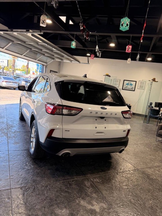 Ford Escape Vehicle Full-screen Gallery Image 26