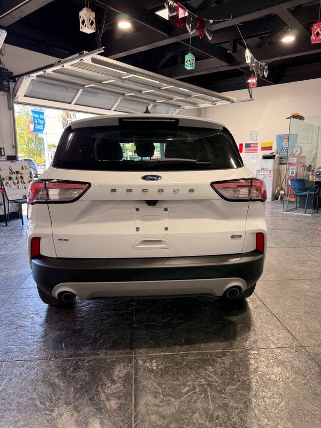 Ford Escape Vehicle Full-screen Gallery Image 28