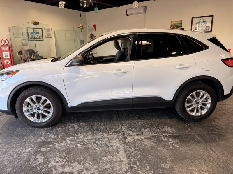Ford Escape Vehicle Full-screen Gallery Image 15