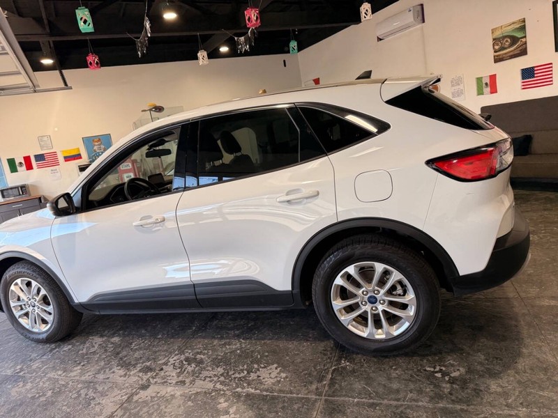 Ford Escape Vehicle Full-screen Gallery Image 16