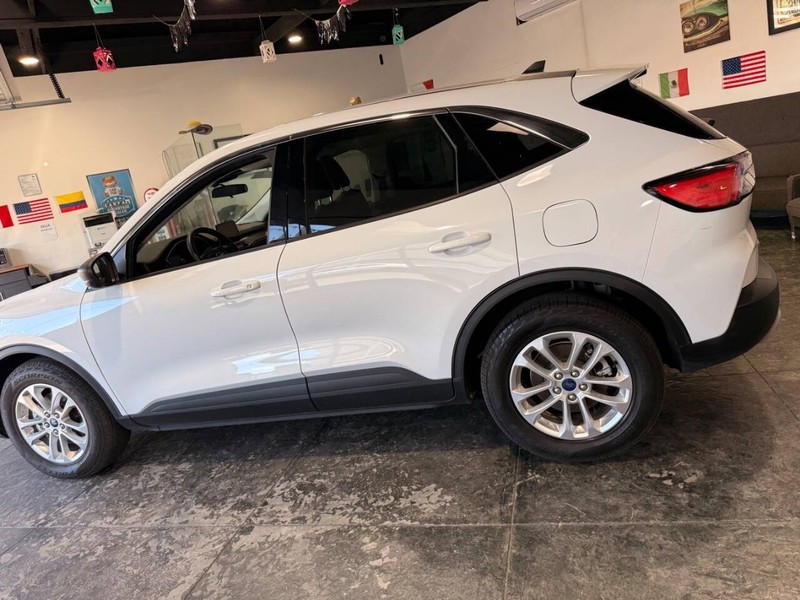 Ford Escape Vehicle Full-screen Gallery Image 17
