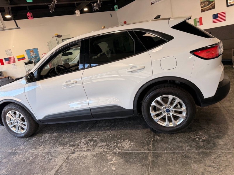 Ford Escape Vehicle Full-screen Gallery Image 18