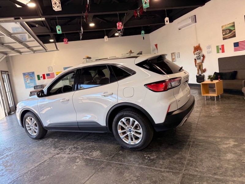 Ford Escape Vehicle Full-screen Gallery Image 19