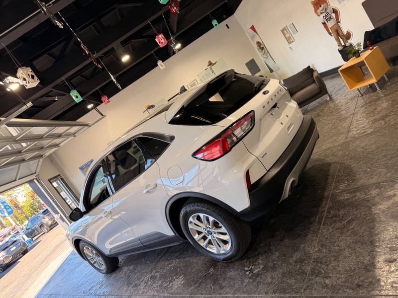 Ford Escape Vehicle Full-screen Gallery Image 22