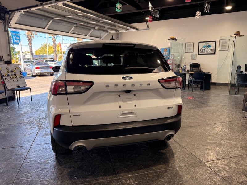 Ford Escape Vehicle Full-screen Gallery Image 25
