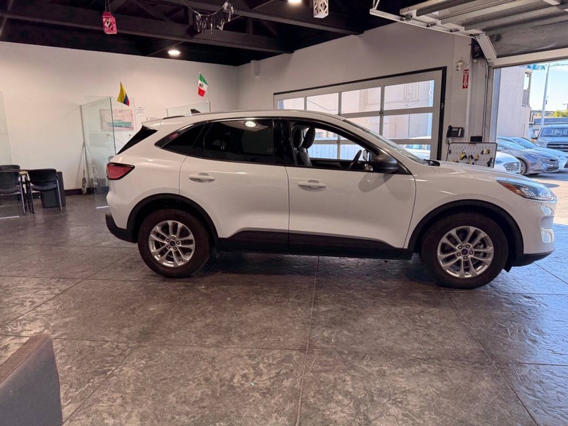Ford Escape Vehicle Full-screen Gallery Image 37