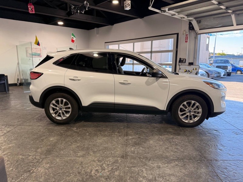 Ford Escape Vehicle Full-screen Gallery Image 38