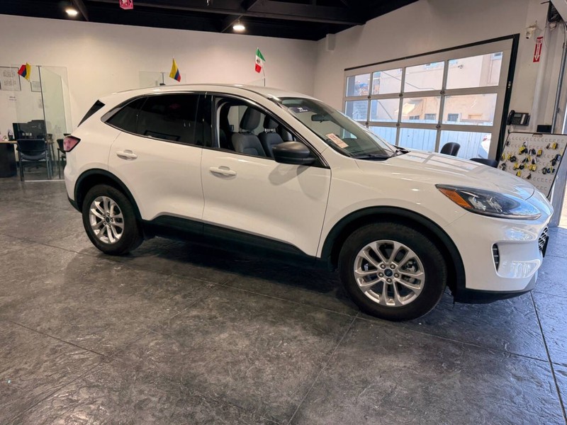 Ford Escape Vehicle Full-screen Gallery Image 40