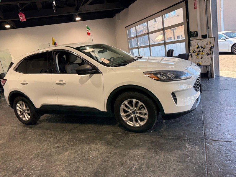 Ford Escape Vehicle Full-screen Gallery Image 45
