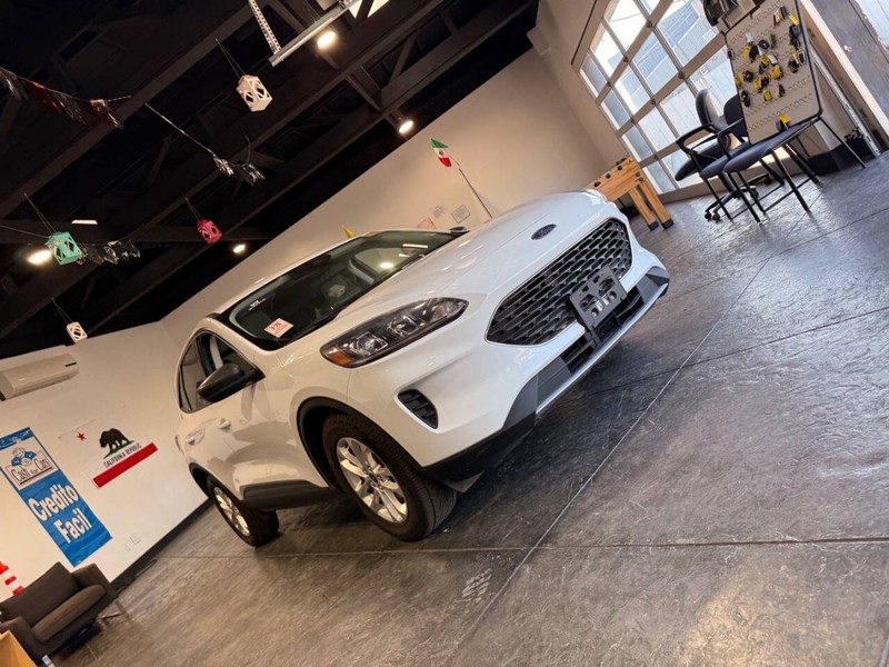 Ford Escape Vehicle Full-screen Gallery Image 46