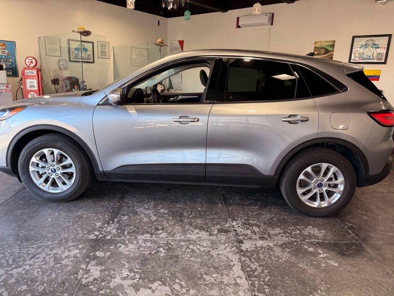 Ford Escape Vehicle Full-screen Gallery Image 29