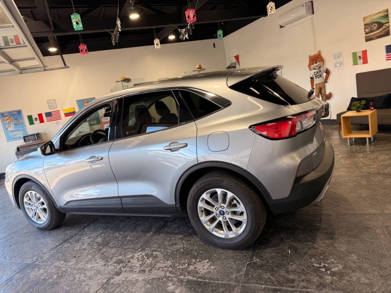 Ford Escape Vehicle Full-screen Gallery Image 32
