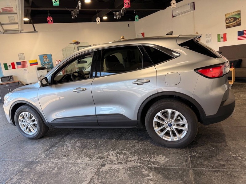 Ford Escape Vehicle Full-screen Gallery Image 34
