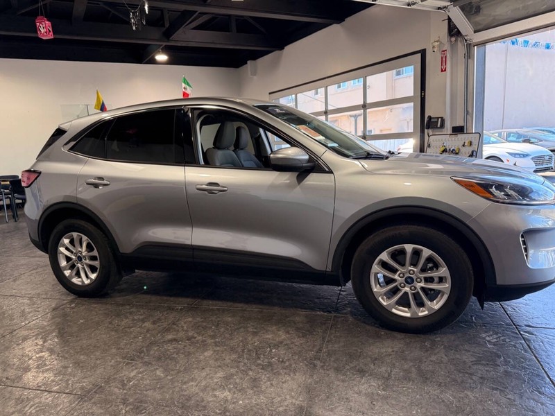 Ford Escape Vehicle Full-screen Gallery Image 35