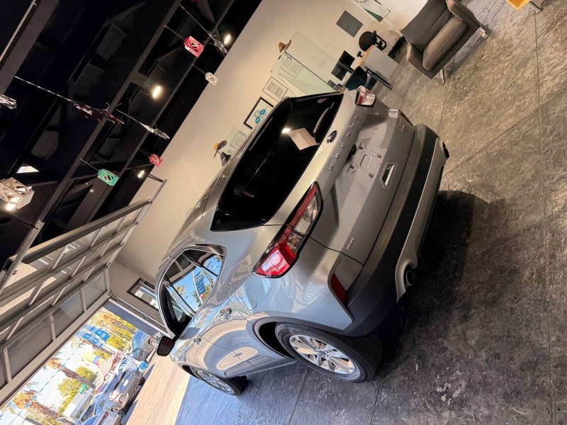 Ford Escape Vehicle Full-screen Gallery Image 40