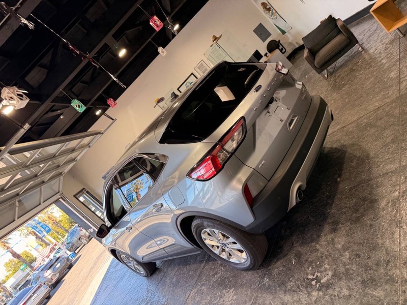 Ford Escape Vehicle Full-screen Gallery Image 42