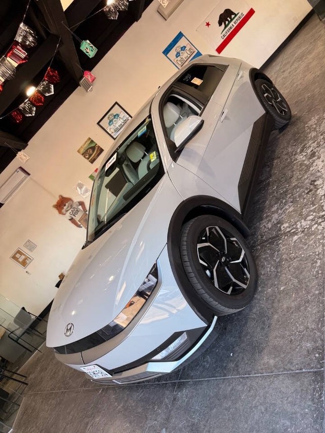 Hyundai IONIQ 5 Vehicle Full-screen Gallery Image 10