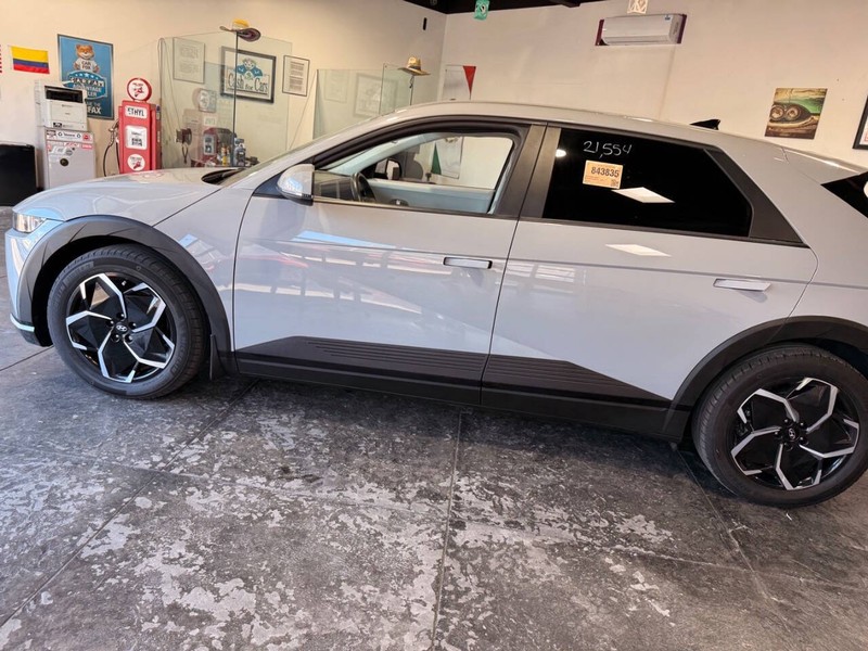 Hyundai IONIQ 5 Vehicle Full-screen Gallery Image 18